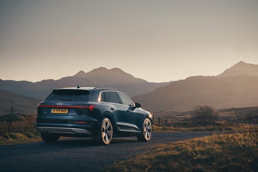  Audi e-tron 55 Quattro 2019 года  (UK) (фото 10 из 40)